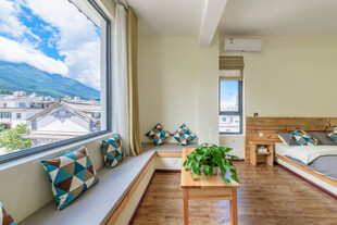 温馨明亮的窗边民宿休憩区