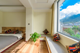 温馨卧室 窗外美景尽收眼底