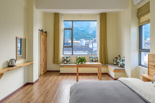 温馨明亮卧室 窗外风景宜人