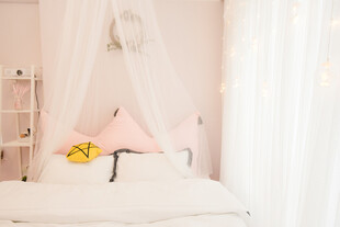 梦幻粉色系温馨卧室一角