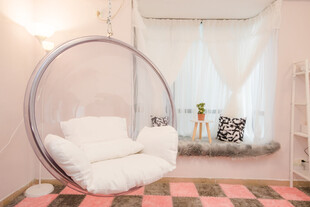 粉色卧室中的梦幻吊椅