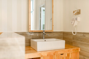 简约木质洗手台浴室一角