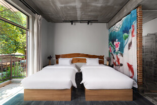 简约温馨卧室 窗外绿意浓