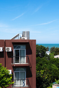 海滨红棕色建筑景观