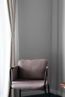 简约室内的舒适单人座椅
