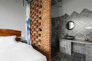 现代简约风卧室与砖纹隔断