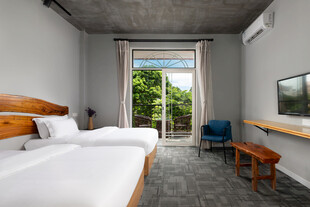 简约双床房 窗外绿意盎然