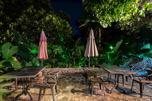 户外庭院的休闲桌椅景观