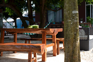 户外木质桌椅休闲场景