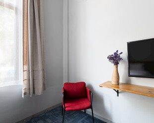 简约角落的红椅与电视