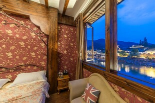 温馨卧室赏窗外城市夜景