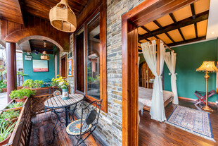 温馨木质阳台休闲空间