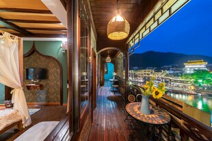 河畔民宿露台夜景风光