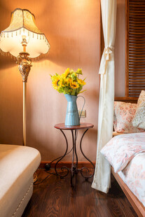 温馨卧室角落的静谧景致