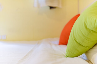 温馨卧室一角的抱枕特写