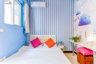 蓝白条纹风温馨卧室一角