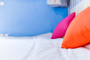 多彩抱枕装点温馨卧室