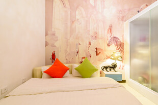 温馨卧室 多彩抱枕装饰