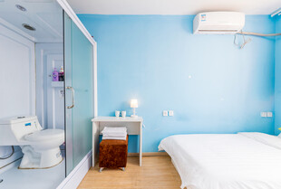 蓝色清新卧室带独立卫浴