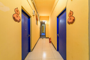 黄色走廊的温馨家居场景