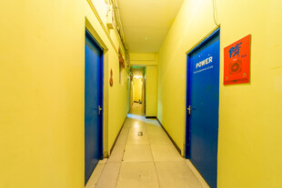 明亮走廊 蓝门黄墙景致