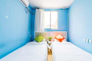 蓝色温馨卧室床铺一角