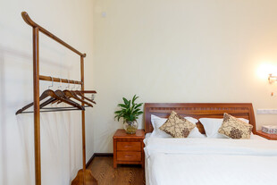 简约卧室一角 木质衣架床品