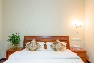 温馨简约卧室床铺展示