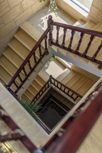 复古木质旋转楼梯特写