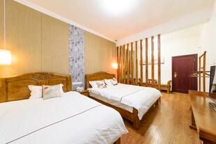 温馨双床酒店客房场景