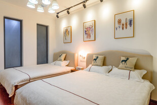 温馨双床卧室室内场景