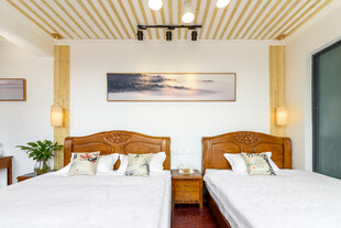 温馨双床卧室室内景致