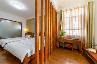 温馨木质风格卧室空间