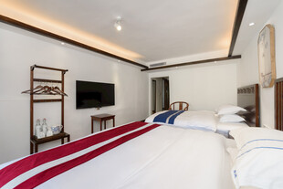 现代简约风格温馨卧室