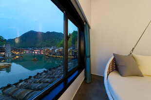 窗边赏景的舒适室内空间