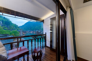 山间阳台美景 惬意休憩处