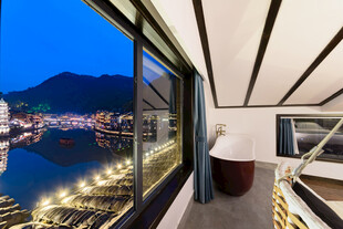 窗边夜景 惬意室内空间