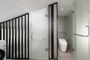 现代简约风浴室玻璃隔断