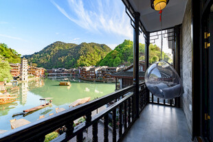 河畔民宿阳台的山水景致