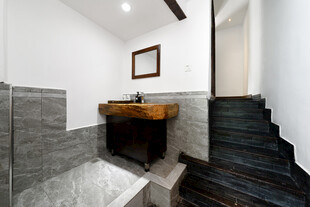 现代风室内楼梯与洗手台