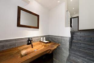 简约浴室洗手台与瓷砖设计