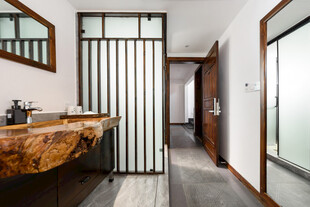 现代简约风走廊与洗手台