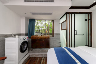简约卧室配有洗衣机