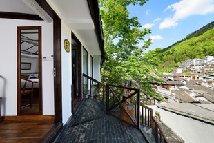 山间小屋露台的美丽景致