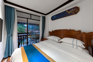 温馨卧室 窗外风景宜人