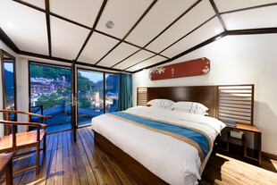 现代简约风卧室观景房