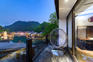 阳台外的美丽山水夜景