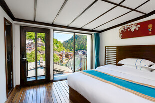 温馨山景卧室 舒适休憩空间