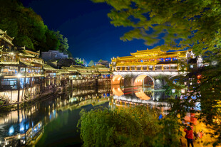 江南水乡夜景 古桥映灯火