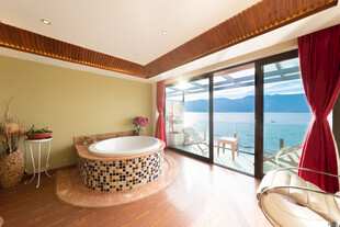 海景房内的豪华圆形浴缸